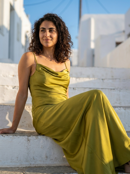 Φόρεμα Folegandros — Λαδί Σατέν cowl με σκίσιμο